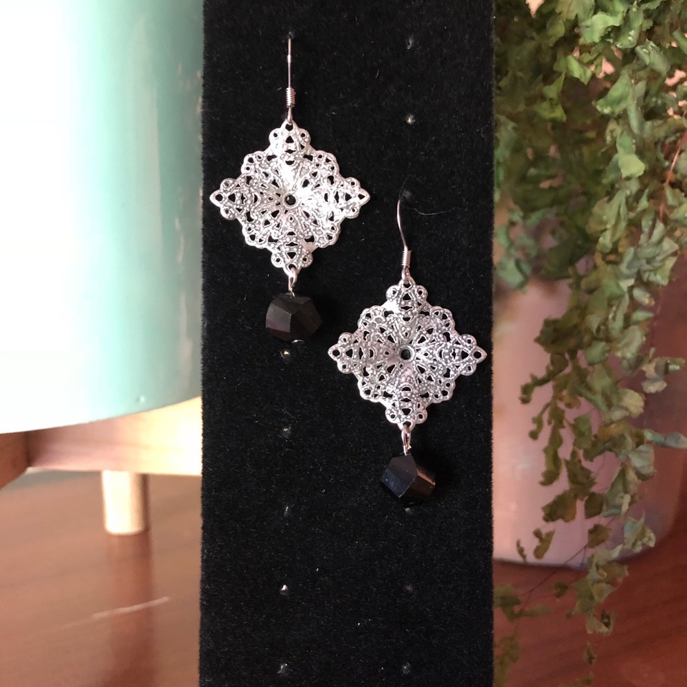 🎉 3/$20 Beautiful and classy women’s earrings
